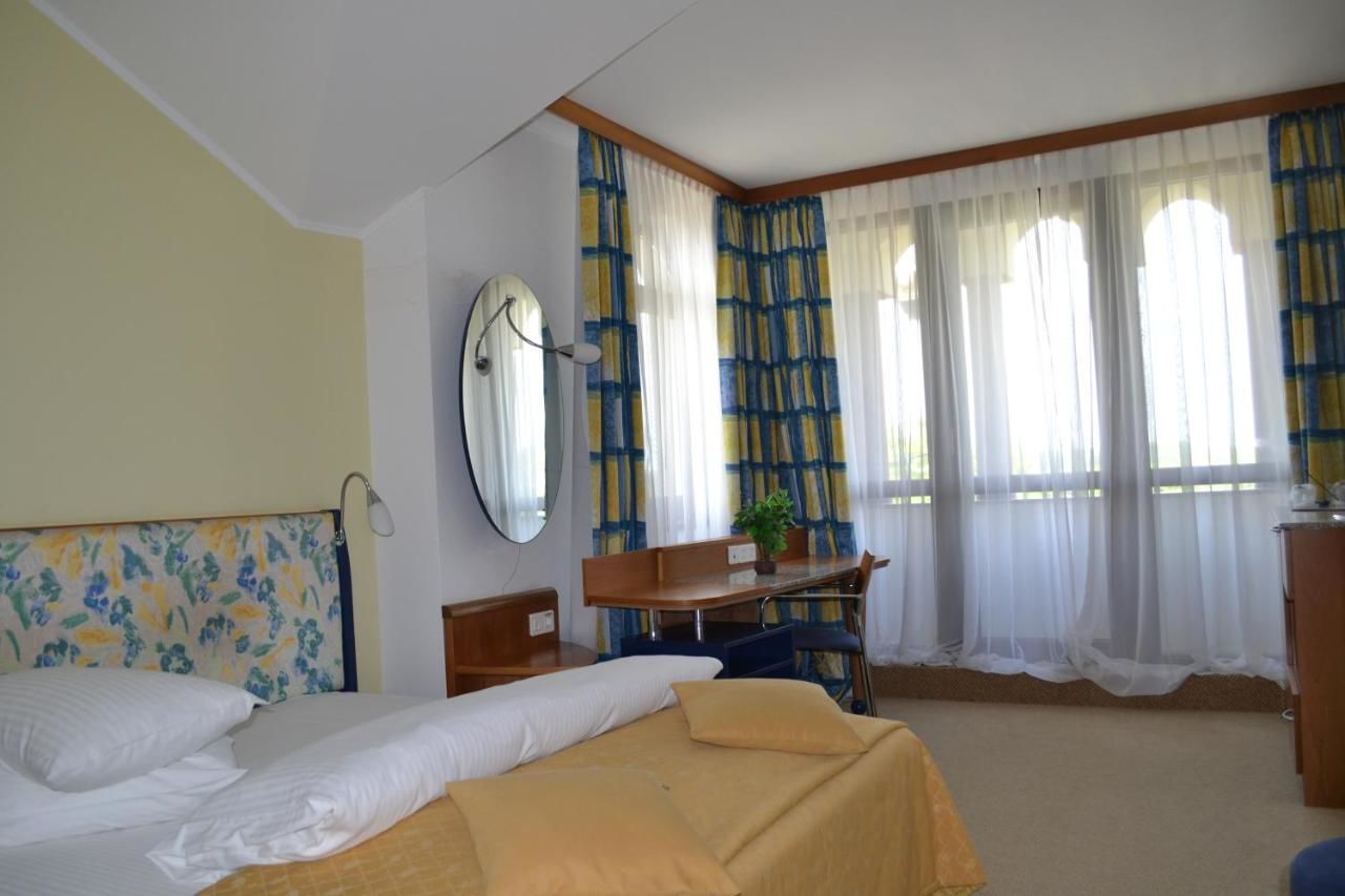 Отель Hotel Doi Taurasi Afumaţi-44